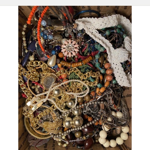 Lot of Costume Jewelry unsearched untested 2-3 lbs vintage/designer +FRE… - Picture 6 of 10